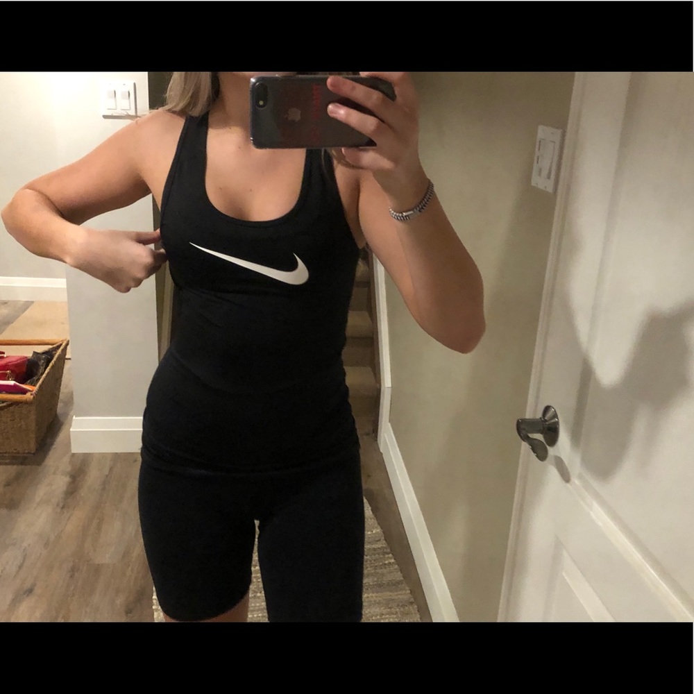 Black nike top ✨